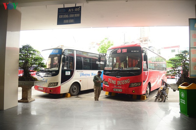 Dịch Covid-19: Bến xe, nhà ga ở Hà Nội vắng tanh - Ảnh 8.