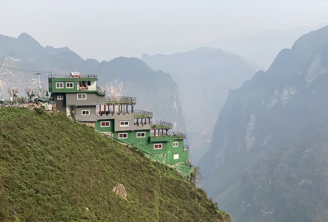 Panorama Mã Pì Lèng vẫn mở cửa phục vụ khách check-in, Cục Di sản Văn hóa xử lý ra sao? - Ảnh 1. Panorama Mã Pì Lèng vẫn mở cửa phục vụ khách check-in, Cục Di sản Văn hóa xử lý ra sao? - Ảnh 1.