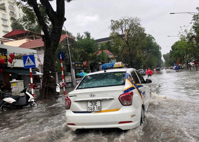 Nhiều tuyến phố Hà Nội mênh mông nước sau cơn mưa lớn - Ảnh 1.