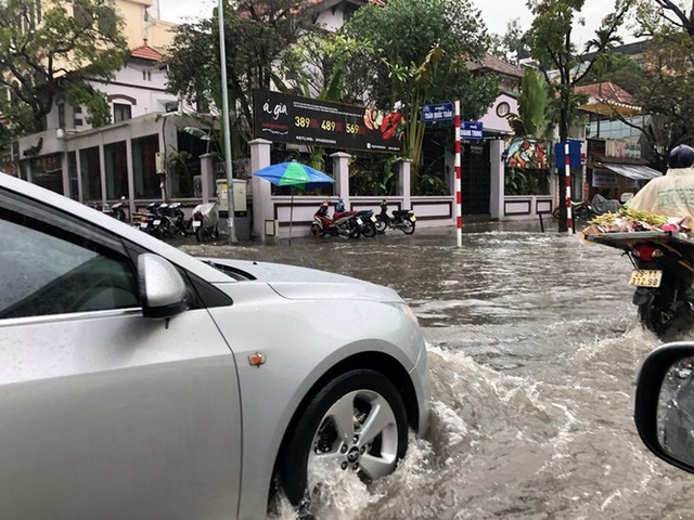 Nhiều tuyến phố Hà Nội mênh mông nước sau cơn mưa lớn - Ảnh 2.