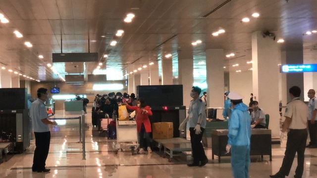 Sân bay Cần Thơ đón, phân loại cách ly hơn 1.000 người từ Hàn Quốc về  - Ảnh 1.
