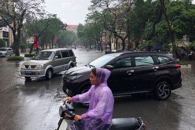Nhiều tuyến phố Hà Nội mênh mông nước sau cơn mưa lớn - Ảnh 11.