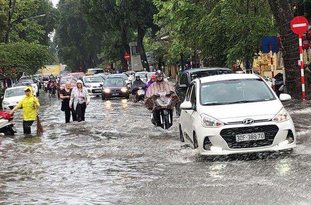 Nhiều tuyến phố Hà Nội mênh mông nước sau cơn mưa lớn - Ảnh 12.