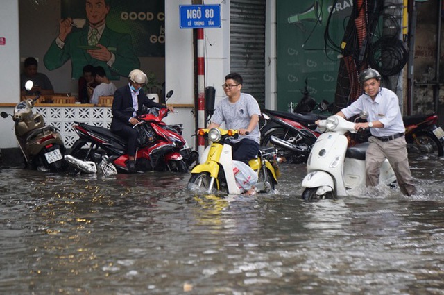 Nhiều tuyến phố Hà Nội mênh mông nước sau cơn mưa lớn - Ảnh 13.