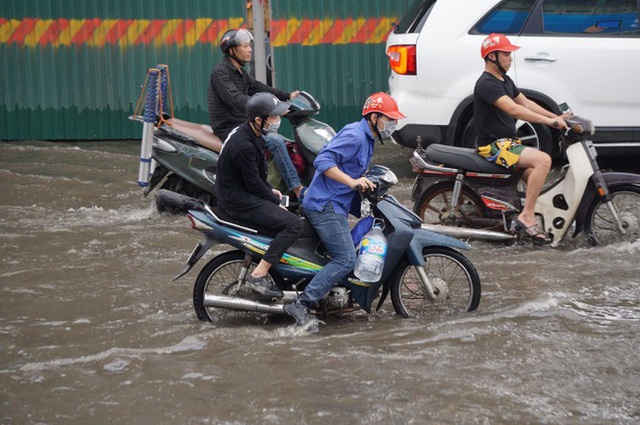Nhiều tuyến phố Hà Nội mênh mông nước sau cơn mưa lớn - Ảnh 14.