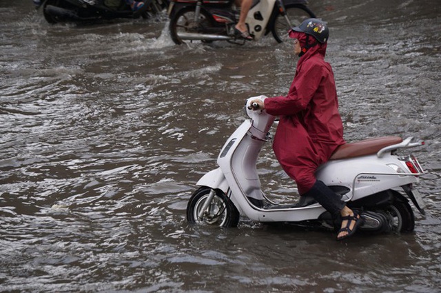 Nhiều tuyến phố Hà Nội mênh mông nước sau cơn mưa lớn - Ảnh 15.