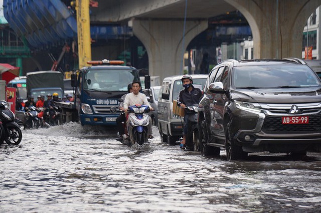 Nhiều tuyến phố Hà Nội mênh mông nước sau cơn mưa lớn - Ảnh 16.