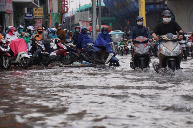 Nhiều tuyến phố Hà Nội mênh mông nước sau cơn mưa lớn - Ảnh 17.