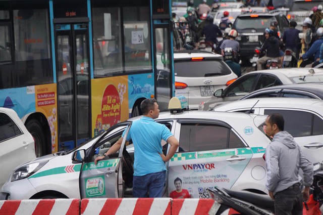 Nhiều tuyến phố Hà Nội mênh mông nước sau cơn mưa lớn - Ảnh 18.
