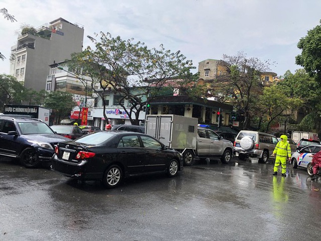 Nhiều tuyến phố Hà Nội mênh mông nước sau cơn mưa lớn - Ảnh 20.
