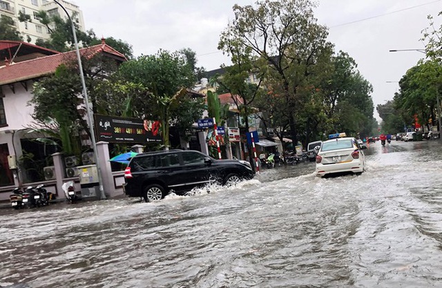 Nhiều tuyến phố Hà Nội mênh mông nước sau cơn mưa lớn - Ảnh 3.