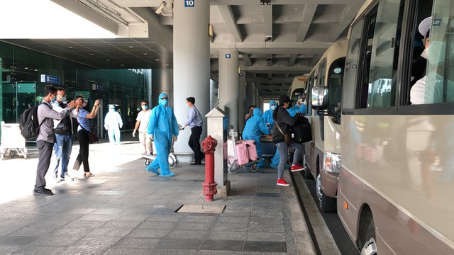 Sân bay Cần Thơ đón, phân loại cách ly hơn 1.000 người từ Hàn Quốc về  - Ảnh 3.