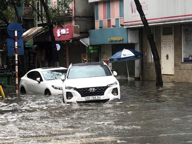 Nhiều tuyến phố Hà Nội mênh mông nước sau cơn mưa lớn - Ảnh 4.
