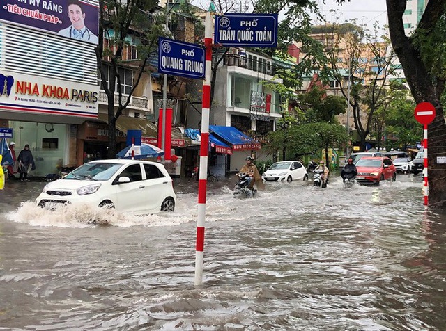 Nhiều tuyến phố Hà Nội mênh mông nước sau cơn mưa lớn - Ảnh 5.