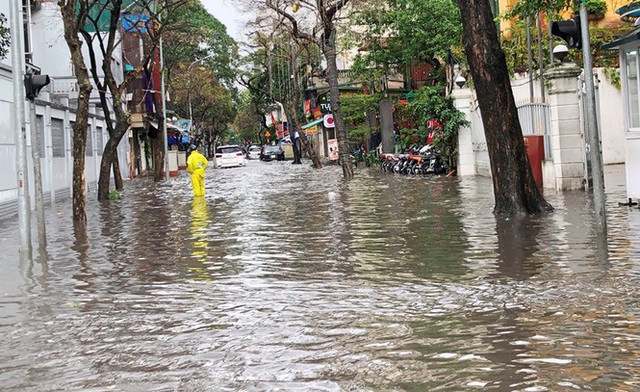 Nhiều tuyến phố Hà Nội mênh mông nước sau cơn mưa lớn - Ảnh 6.