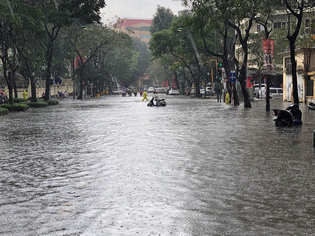 Nhiều tuyến phố Hà Nội mênh mông nước sau cơn mưa lớn - Ảnh 7.