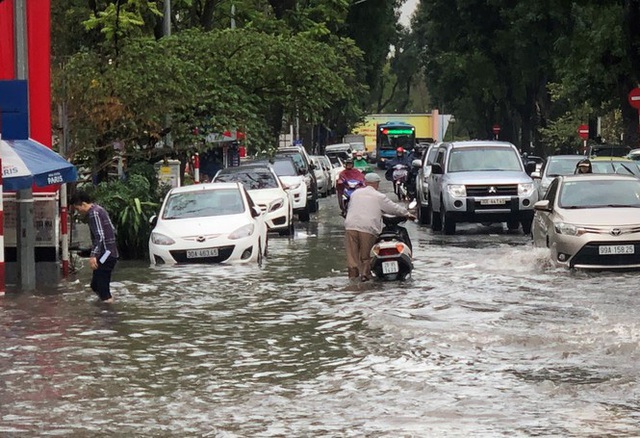 Nhiều tuyến phố Hà Nội mênh mông nước sau cơn mưa lớn - Ảnh 8.