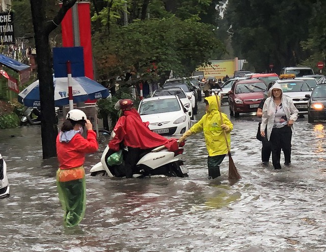 Nhiều tuyến phố Hà Nội mênh mông nước sau cơn mưa lớn - Ảnh 10.