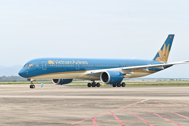  Cận cảnh chuyến bay đặc biệt đưa người Việt Nam từ Ukraine hạ cánh tại sân bay Vân Đồn  - Ảnh 1.