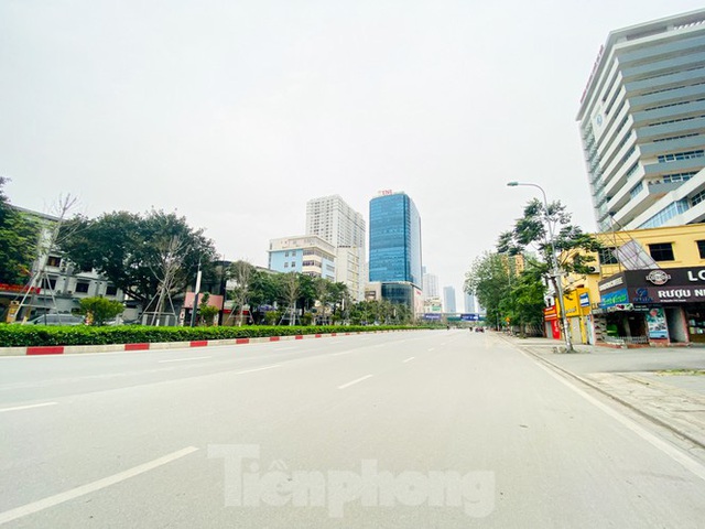 Đường phố Hà Nội vắng vẻ trong ngày đầu tuần đi làm mùa dịch COVID-19 - Ảnh 6.