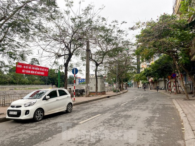 Đường phố Hà Nội vắng vẻ trong ngày đầu tuần đi làm mùa dịch COVID-19 - Ảnh 7.