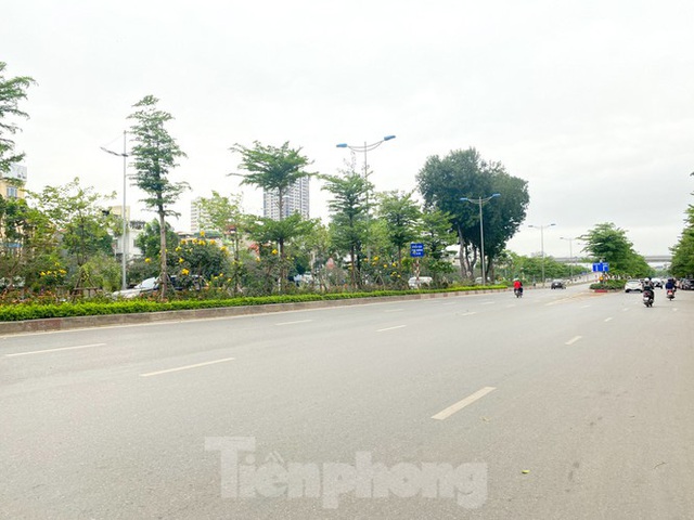 Đường phố Hà Nội vắng vẻ trong ngày đầu tuần đi làm mùa dịch COVID-19 - Ảnh 8.