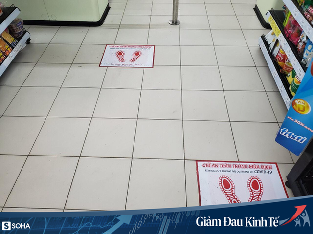  Sợ Covid-19 lây lan, siêu thị lớn tại Hà Nội dựng vách ngăn, dán miếng giữ khoảng cách - Ảnh 1.