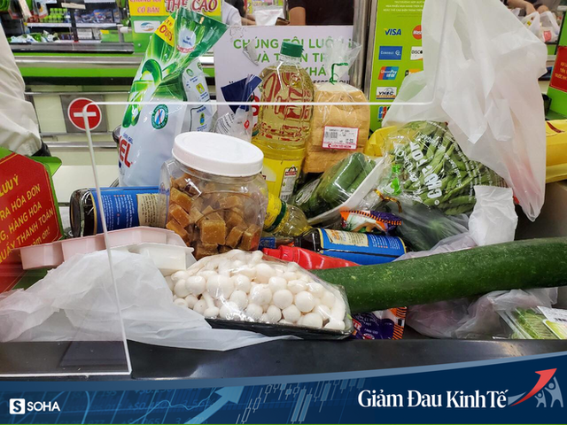  Sợ Covid-19 lây lan, siêu thị lớn tại Hà Nội dựng vách ngăn, dán miếng giữ khoảng cách - Ảnh 2.