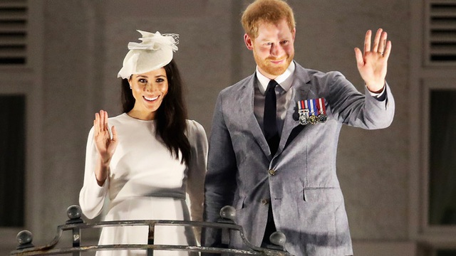 Vợ chồng Meghan Markle nói lời chào tạm biệt trước khi chính thức rời khỏi hoàng gia nhưng lại có hành động gây khó hiểu - Ảnh 2.