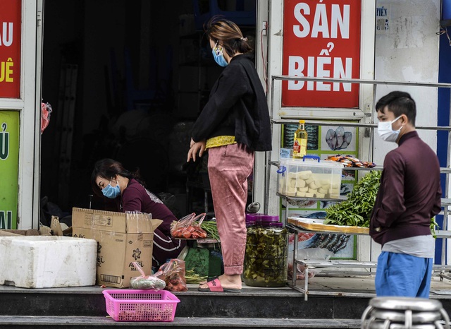 [Ảnh] Tiếp tế 350kg rau cho khu chung cư gần 1.000 dân cách ly ở Hà Nội  - Ảnh 12.