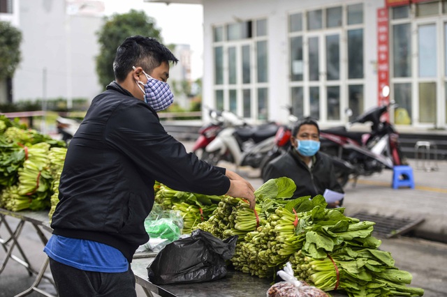  [Ảnh] Tiếp tế 350kg rau cho khu chung cư gần 1.000 dân cách ly ở Hà Nội  - Ảnh 6.