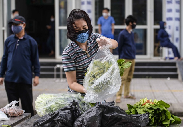  [Ảnh] Tiếp tế 350kg rau cho khu chung cư gần 1.000 dân cách ly ở Hà Nội  - Ảnh 8.