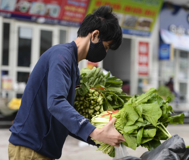  [Ảnh] Tiếp tế 350kg rau cho khu chung cư gần 1.000 dân cách ly ở Hà Nội  - Ảnh 9.