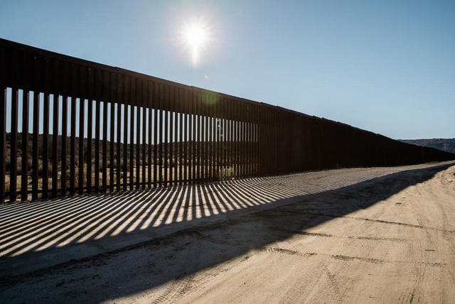 19 bang kiện Tổng thống Trump vì tiền xây tường biên giới - Ảnh 1.