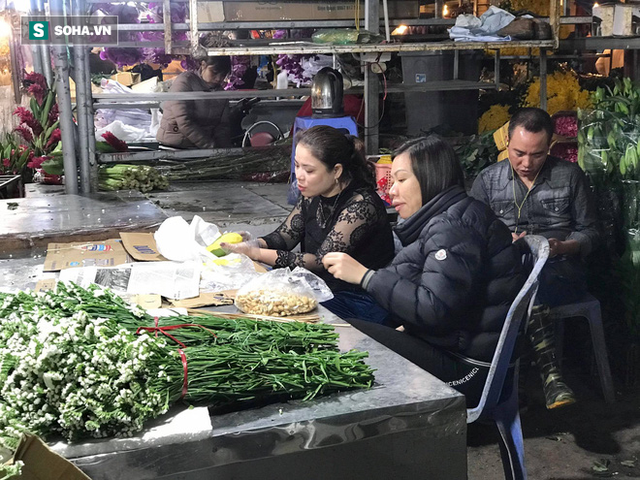 Doanh thu giảm 80%, tiểu thương chợ hoa Quảng An chỉ dám nhập cầm chừng - Ảnh 2.