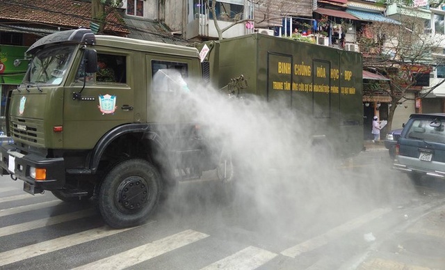  Hà Nội: Phun thuốc tiêu trùng khử độc ở nơi phát hiện bệnh nhân thứ 17 dương tính Covid-19 - Ảnh 3.