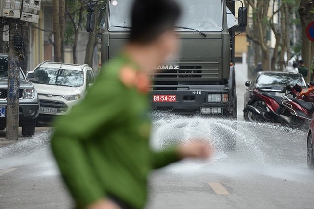  Hà Nội: Phun thuốc tiêu trùng khử độc ở nơi phát hiện bệnh nhân thứ 17 dương tính Covid-19 - Ảnh 5.