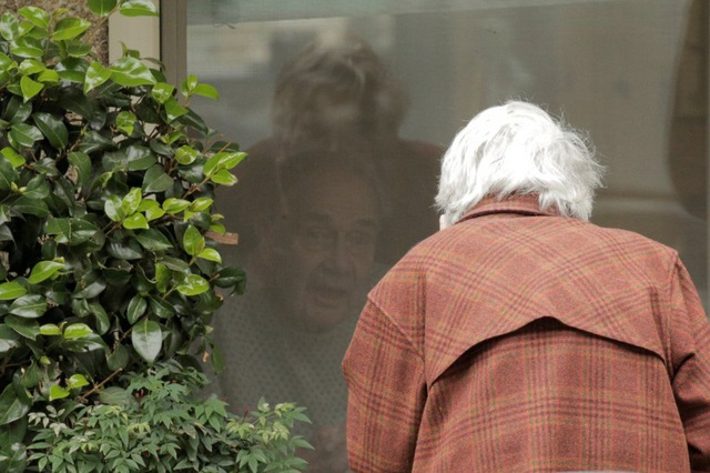 Cuộc gặp gỡ đầy ngậm ngùi: Chồng bị cách ly giữa tâm dịch Covid-19, cụ bà 88 tuổi chỉ có thể thăm chồng qua cửa kính của viện dưỡng lão - Ảnh 6.