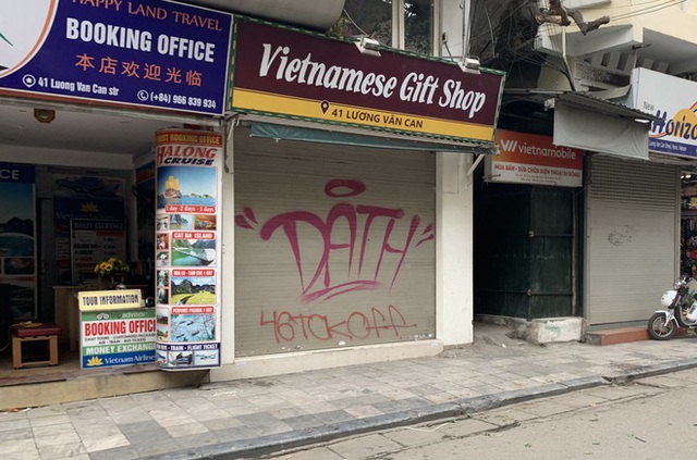 Nhiều cửa hàng tại phố cổ Hà Nội tạm dừng hoạt động - Ảnh 2.
