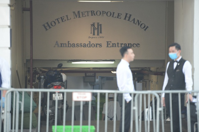 [Ảnh] Khách sạn Metropole đóng cửa, nhân viên nhận thực phẩm qua barie sau khi 2 du khách dương tính Covid-19 lưu trú - Ảnh 12.