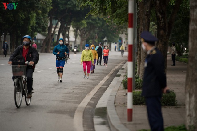 Ngày đầu cách ly toàn xã hội: Người dân Hà Nội vẫn ra đường tập thể dục - Ảnh 1.