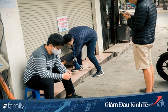 Những hàng ăn nổi tiếng Hà Nội gọi hàng qua khe cửa, chăng dây tạo vùng an toàn, bất cứ ai đặt hàng phải đeo khẩu trang đúng chuẩn - Ảnh 2.