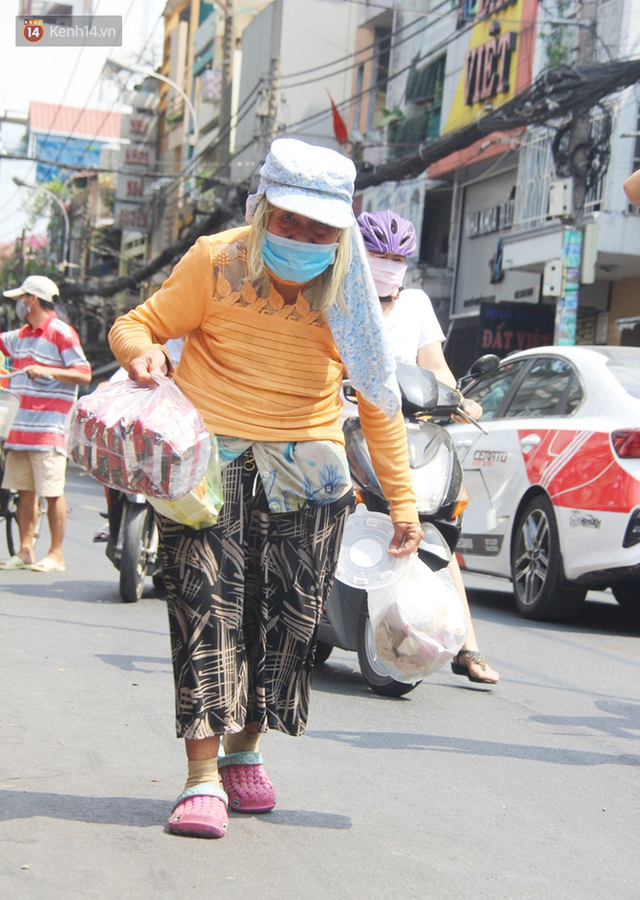 Những người nghèo không cô đơn trong ngày đầu cách ly toàn xã hội: Nơi phát cơm miễn phí, chỗ tặng quà giúp đỡ bà con - Ảnh 1.