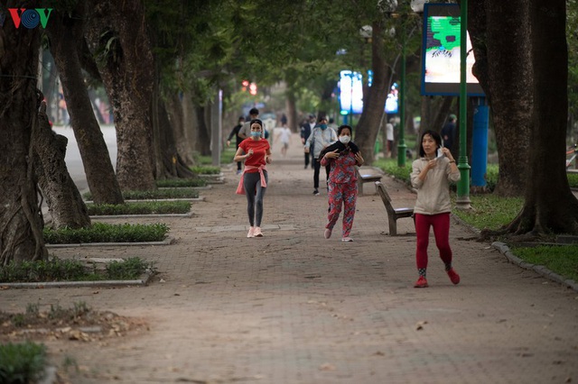 Ngày đầu cách ly toàn xã hội: Người dân Hà Nội vẫn ra đường tập thể dục - Ảnh 11.