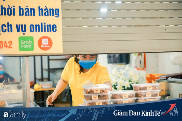 Những hàng ăn nổi tiếng Hà Nội gọi hàng qua khe cửa, chăng dây tạo vùng an toàn, bất cứ ai đặt hàng phải đeo khẩu trang đúng chuẩn - Ảnh 11.