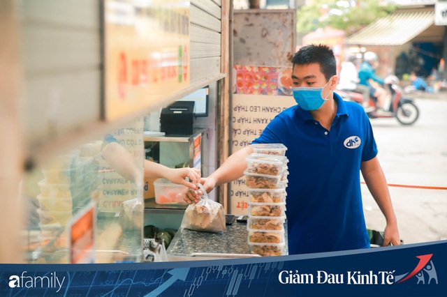 Những hàng ăn nổi tiếng Hà Nội gọi hàng qua khe cửa, chăng dây tạo vùng an toàn, bất cứ ai đặt hàng phải đeo khẩu trang đúng chuẩn - Ảnh 12.