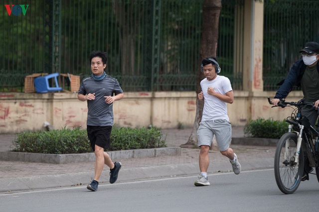 Ngày đầu cách ly toàn xã hội: Người dân Hà Nội vẫn ra đường tập thể dục - Ảnh 13.