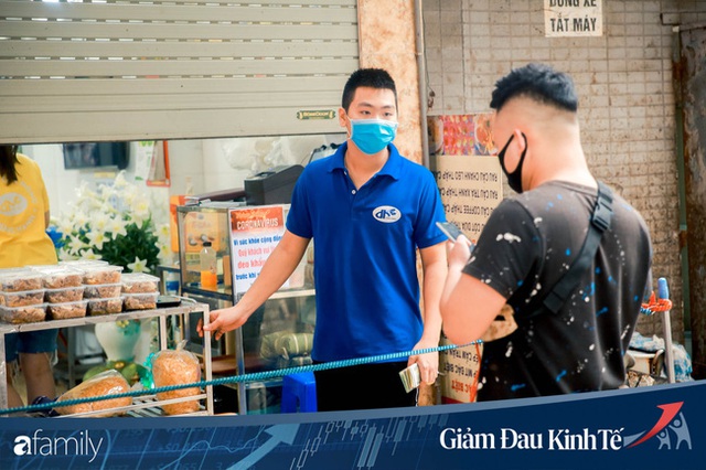 Những hàng ăn nổi tiếng Hà Nội gọi hàng qua khe cửa, chăng dây tạo vùng an toàn, bất cứ ai đặt hàng phải đeo khẩu trang đúng chuẩn - Ảnh 13.