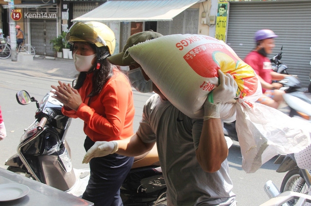 Những người nghèo không cô đơn trong ngày đầu cách ly toàn xã hội: Nơi phát cơm miễn phí, chỗ tặng quà giúp đỡ bà con - Ảnh 13.