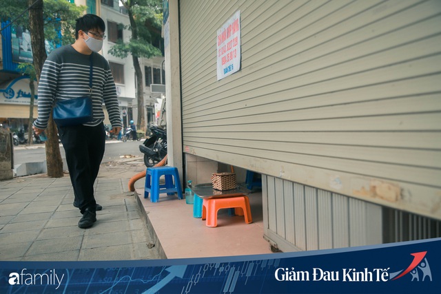 Những hàng ăn nổi tiếng Hà Nội gọi hàng qua khe cửa, chăng dây tạo vùng an toàn, bất cứ ai đặt hàng phải đeo khẩu trang đúng chuẩn - Ảnh 3.